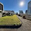 ブロードウェイ 都心の空を身近に感じられる、開放感あふれる屋上