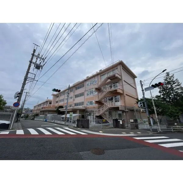 川崎市麻生区王禅寺西１丁目 南百合丘小学校（小学校）まで約480m（徒歩6分）