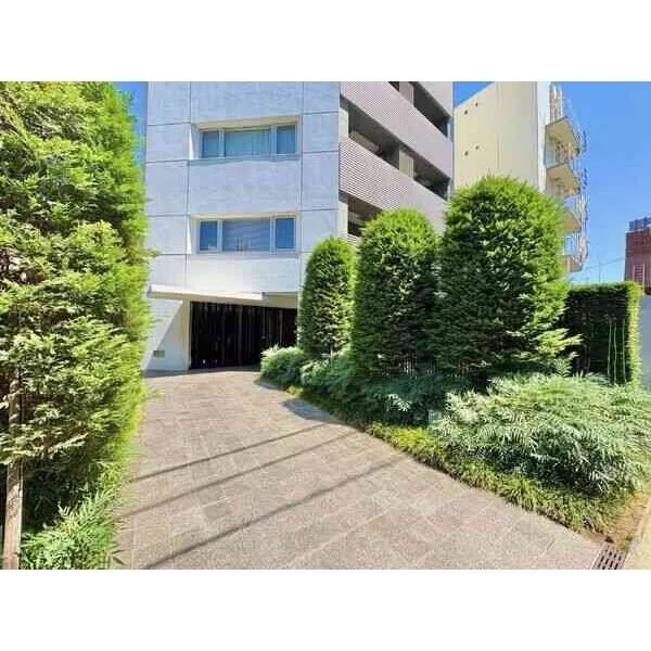 ザ・パークハウス代官山レジデンス しっかりと手入れされた植栽が並ぶエントランスアプローチ