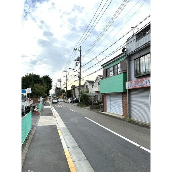 国分寺市高木町３丁目 前面道路南側約７．２ｍ公道に約９．８ｍ面するため、開放感のある土地。