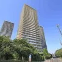 ザ・リバープレイスサウスタワー 三菱地所他分譲、地上28階建のタワーマンション。ビューラウンジ、シアタールームなどの共用施設が豊富。