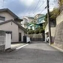 横浜市神奈川区三ツ沢南町 南東側前面道路（東側より撮影）