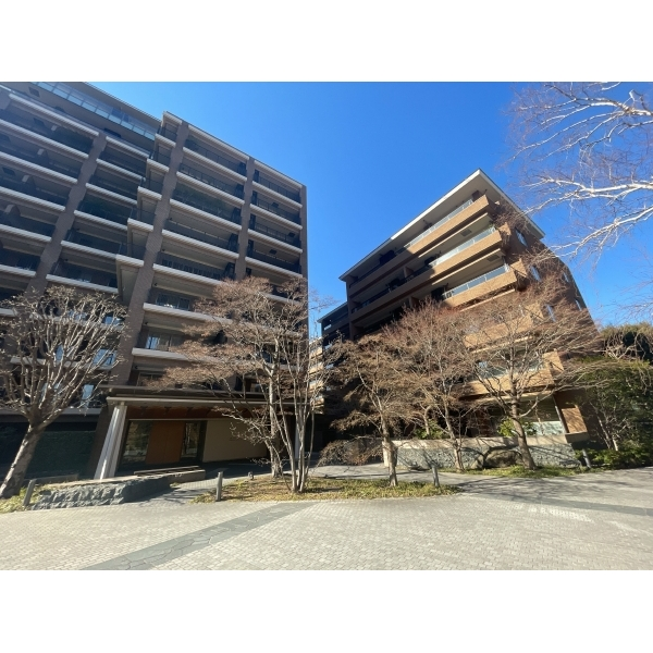 広尾ガーデンフォレストＤ棟 ２棟あるマンションのうち、向かって右側の建物になります。