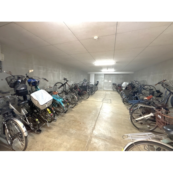 ハイホーム鷺沼東 広々とした駐輪場