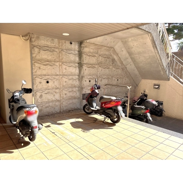 ハイホーム鷺沼東 エントランス前のバイク置場