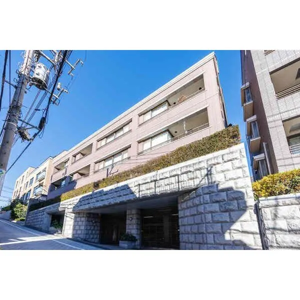 びゅう高輪ヒルズ 大林組施工・三菱地所コミュニティ管理、地上4階建の低層マンションです。ペット飼育可能(細則有)。