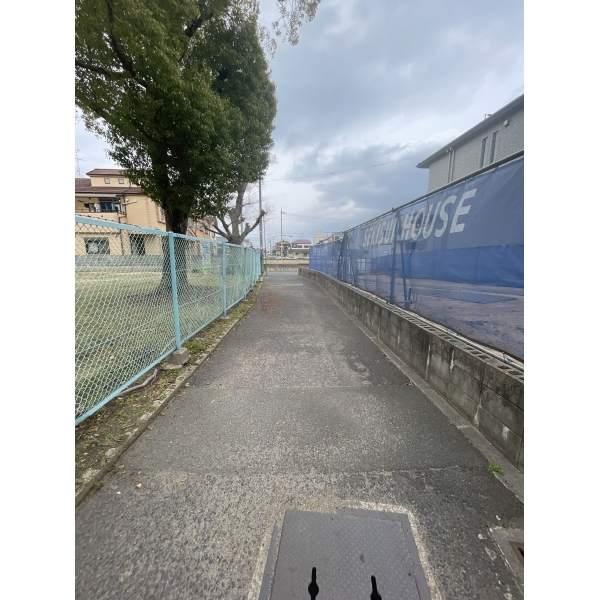 八尾市東山本町４丁目 西側通路