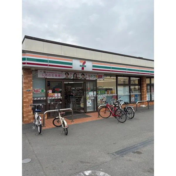 茅ヶ崎市中海岸４丁目 セブンイレブン茅ヶ崎南湖3丁目店（コンビニ）まで約370m（徒歩5分）
