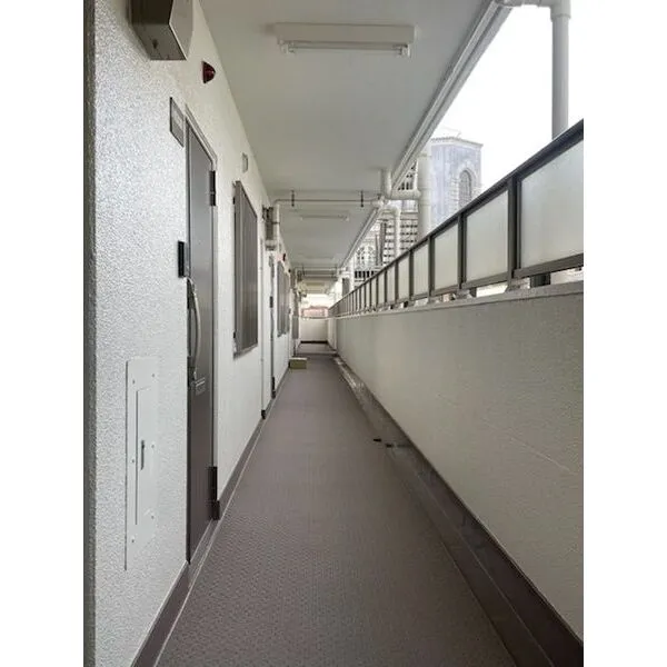 東建砧マンション マンション１階廊下部分