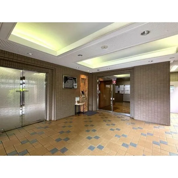 ライオンズヒルズ習志野 オートロック付きエントランス