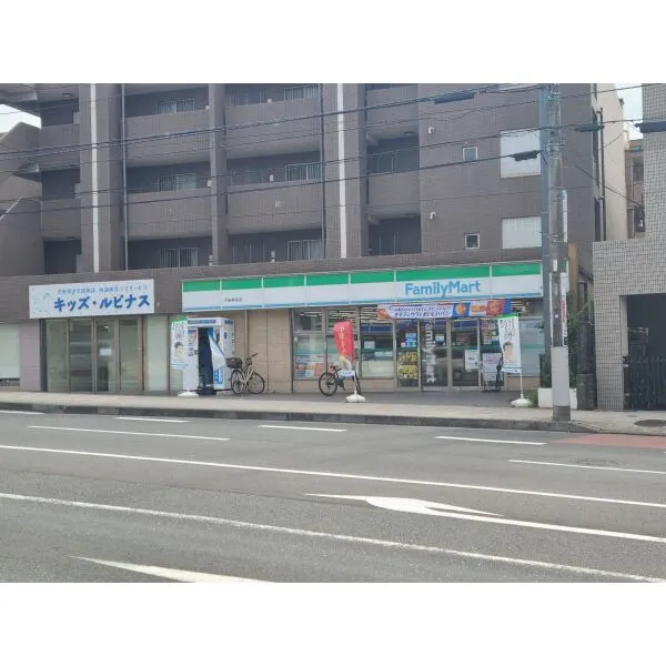 横浜市泉区中田南１丁目 ファミリーマート 中田駅前店（コンビニ）まで約440m（徒歩6分）