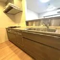 ライオンズ川口幸町グランフォート 料理をしながらご家族や友人との会話を楽しめる、対面式キッチンが採用されています。