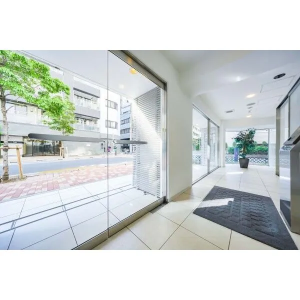 GREEN PARK東日本橋RESIDENCE ガラス張りの明るい風除室