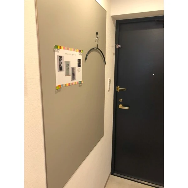 習志野市津田沼2丁目 リフォーム済の室内の様子:マグネットボート付玄関※調度品は売買価格に含まれません