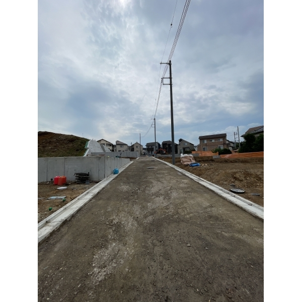 多摩市貝取 開発道路（東側から西側）