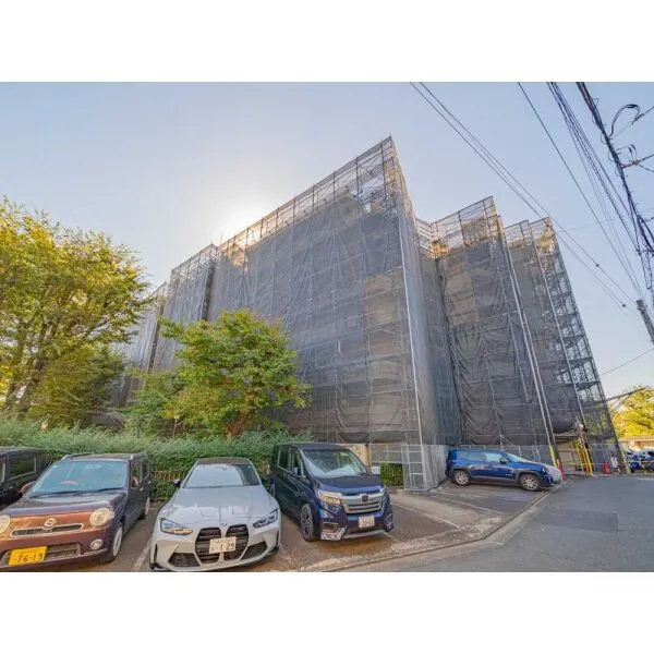 東急ドエル・アルス石川台B棟 外観:大規模修繕中(撮影年月:2026年10月)