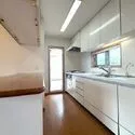 オーベル徳殿公園 約3.8帖もあるゆとりのあるキッチン。キッチンにも窓がありこもりやすいキッチンでも換気に困りません。