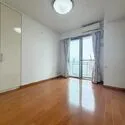 オーベル徳殿公園 約6.1帖の洋室も南向きで明るい印象です。