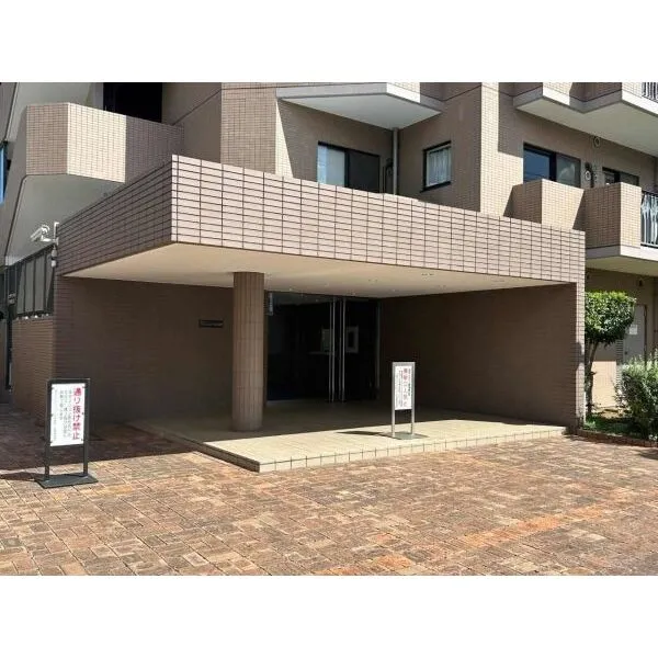 東急ドエル・アルス川口五丁目壱番館 ホテルライクな大きな庇が特徴的なエントランスがございます。