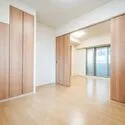 ローレルスクエア守口 リビングに隣接したクローゼット収納のある5帖のお部屋です♪