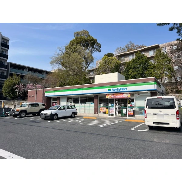 グランド・ガーラ用賀 ファミリーマート 用賀の杜店（コンビニ）まで約90m（徒歩2分）