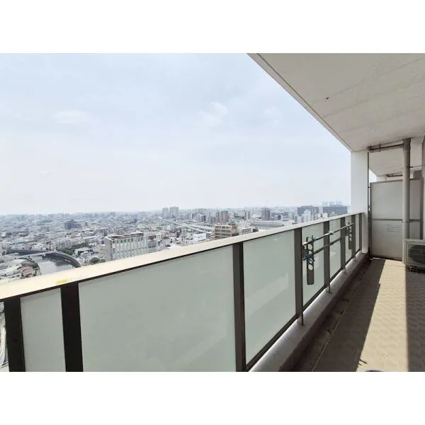 プラウドシティ蒲田 【バルコニー】15階部分につき日差しを遮る建物がなく、お洗濯物も素早く乾きそうです。