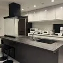 箕面市森町南２丁目 キッチンはアイランドキッチンとなっております！ダーク系を基調としています＾＾