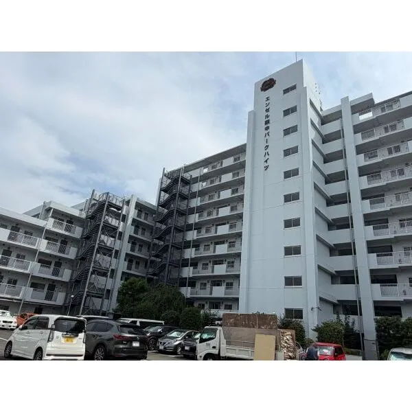 エンゼル萩中パークハイツ 白を基調とした存在感のある大規模マンション