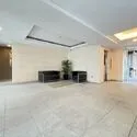 デュオヒルズ御殿山 居住者や来客を温かく迎え入れる、明るいロビー。ペットと暮らせる(規約細則あり)マンションです。