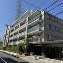 クレストフォルム武蔵新城セントラルコート エントランス・駐車場入口に庇を設け重厚感のある外観