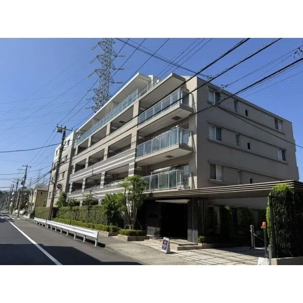 クレストフォルム武蔵新城セントラルコート エントランス・駐車場入口に庇を設け重厚感のある外観
