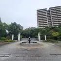 サン・ステージ緑園都市東の街五番館 広々としたメインエントランスが居住者を迎えます