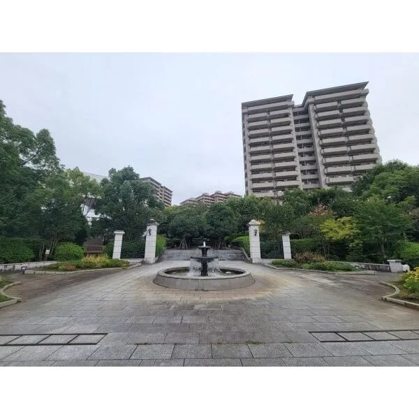 サン・ステージ緑園都市東の街五番館 広々としたメインエントランスが居住者を迎えます