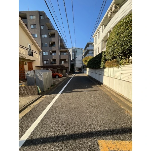 杉並区荻窪４丁目 北東側約４．５ｍ公道に面しています。