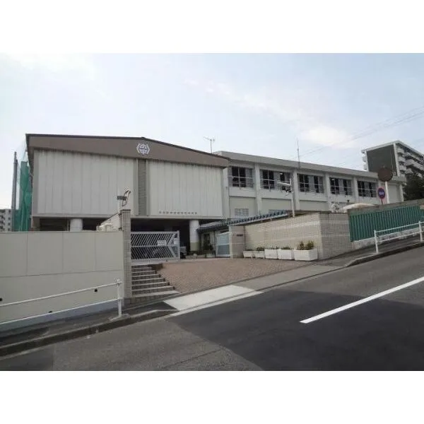 名古屋市名東区つつじが丘 猪子石中学校 710m