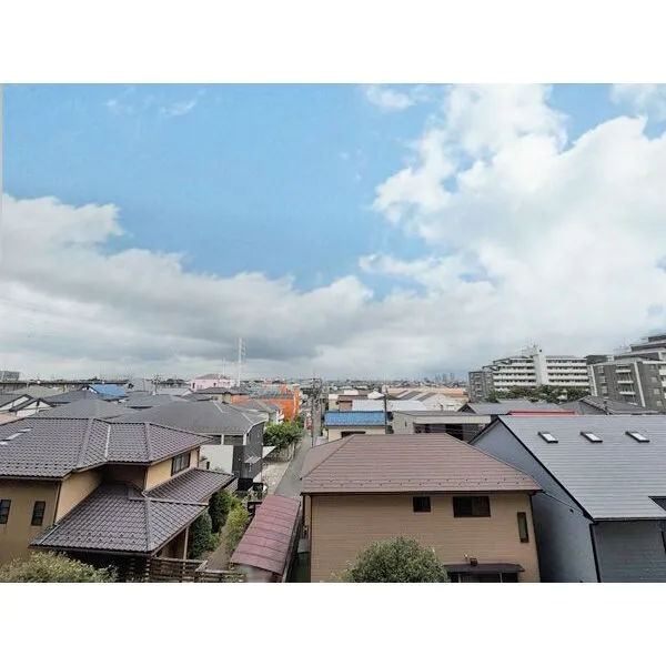 津田沼東パーク・ホームズ２番館 バルコニーからの眺望。前面に高い建物がなく開放感のある眺望です