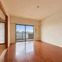 藤和シティホームズ小竹向原 掃き出し窓からバルコニーに出入り可能。晴れた日には室内からも青空が広がる景色をお楽しみいただけます。