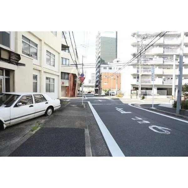 名古屋市中区大須1丁目 前面道路幅員は北側約6m、東側約9.9m。駐車場を設けた場合もスムーズに車の出し入れができそうです。