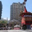 ローレルコート寺町御池 日本三大祭である「祇園祭」がマンションの目の前で行われており、夏の風物詩としてお楽しみいただけます。