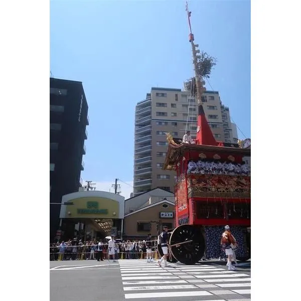 ローレルコート寺町御池 日本三大祭である「祇園祭」がマンションの目の前で行われており、夏の風物詩としてお楽しみいただけます。