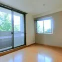 ダイアパレス芦屋浜町 洋室１（約5.8帖）。ウォークイクロゼットが備わっており、衣類や小物類を整理整頓することができます。