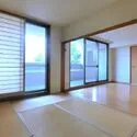 ダイアパレス芦屋浜町 和室。リビング・ダイニングに隣接しており、家事スペースや食後の寛ぎスペースとしてと利用いただけます。
