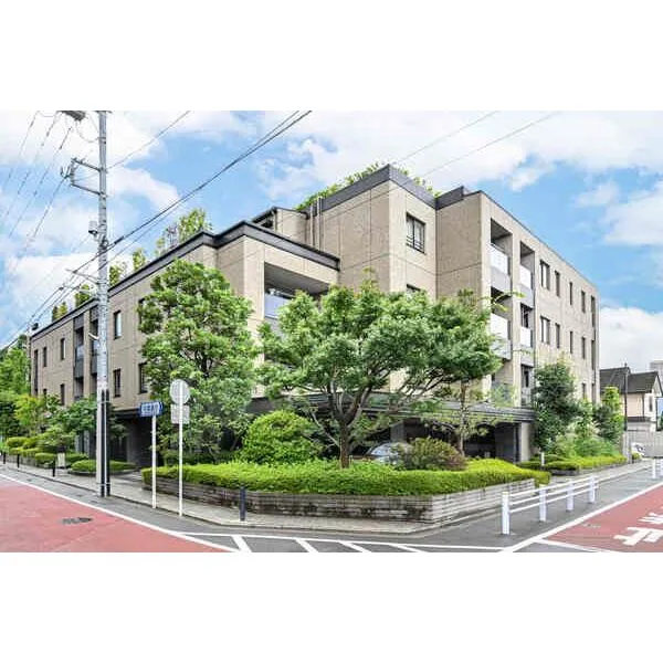 ザ・パークハウス吉祥寺 地上5階建てマンションの1階部分。階下には住戸がなく、生活音を気にすることなく暮らせます。