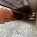 パークタワー横濱ポートサイド 入口から洗練されたデザインが採用されています。各階にゴミ置き場があり、24時間ゴミ出しが可能です。