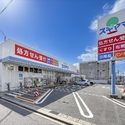 名古屋市千種区小松町７丁目 ドラッグスギヤマ春岡通店（ドラッグストア）まで約370m（徒歩5分）