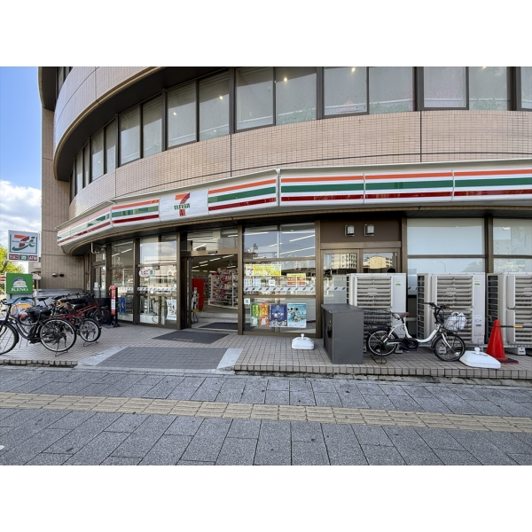 名古屋市千種区小松町7丁目 セブンイレブン名古屋吹上駅前店(コンビニ)まで約400m(徒歩5分)