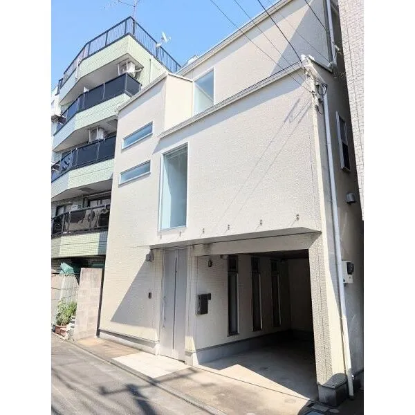 品川区小山台1丁目 スタイリッシュな外観が映える車庫付邸宅