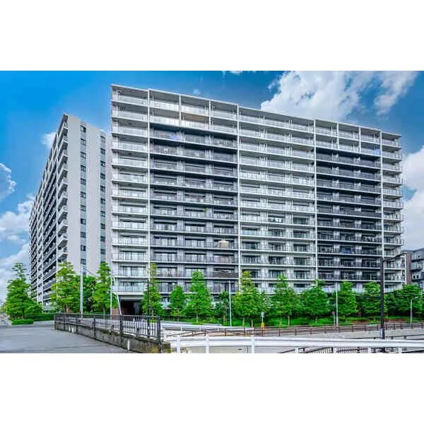 シティテラス金町 緑豊かな植栽に囲まれた大規模レジデンス。公園や商業施設が身近な、生活利便性の高い住環境です。