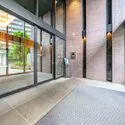 シティテラス金町 ホテルライクなエントランス。ダブルオートロック機能により、セキュリティ面に配慮されたマンションです。