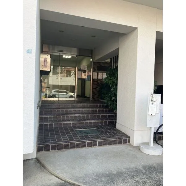 目黒ロイヤルハイツ エントランスアプローチ